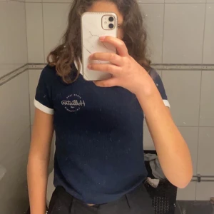 Blå hollister T-shirt  - Blå hollister T-shirt med vita detaljer. Skriv gärna privat om ni har några frågor eller vill köpa💙
