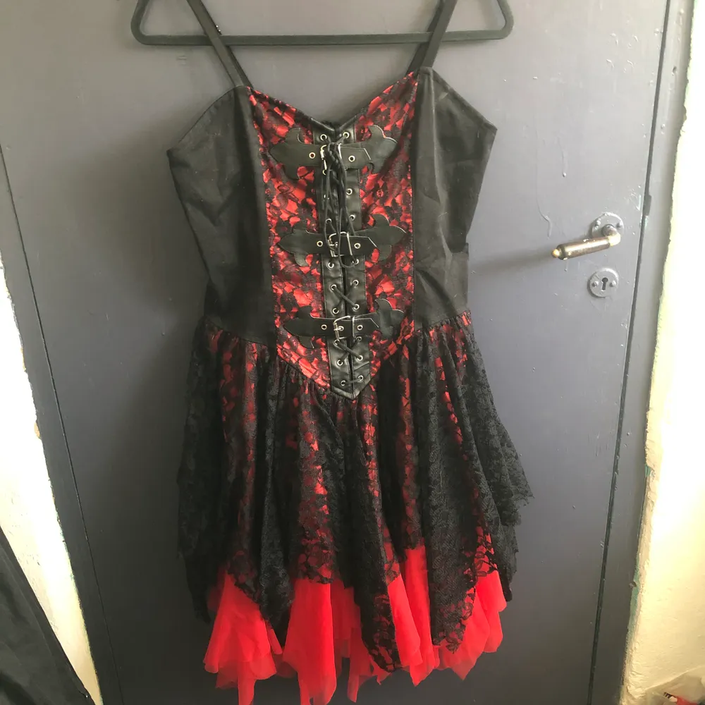 röd/svart klänning med korsett-aktig topp och spets-kjol. det står att den är Free Size, skulle säga S-M. ryggen är i stretchigt material. frakt inkl i priset.. Klänningar.