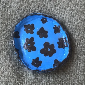 Smyckesfat - Säljer detta hemmagjorda smyckesfat i blått med bruna blommor. Dessa fat är såå trendiga just nu!! Fatet är ca 10 cm långt. Kom privat för fler bilder, intresse eller bestämt köp🤍