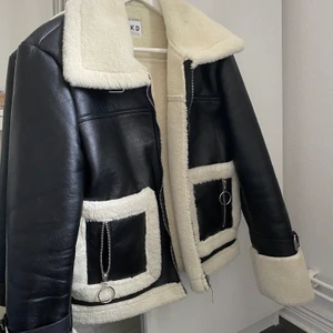 Vinterjacka  - Vinterjacka i skinnimitation. Pris kan diskuteras. Kan mötas upp annars tillkommer frakt.🥰