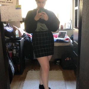 Rutig kjol svartvit - Strl 40, superfin och preppy kjol. Använd men i bra skick, säljer pga för kort. 50kr