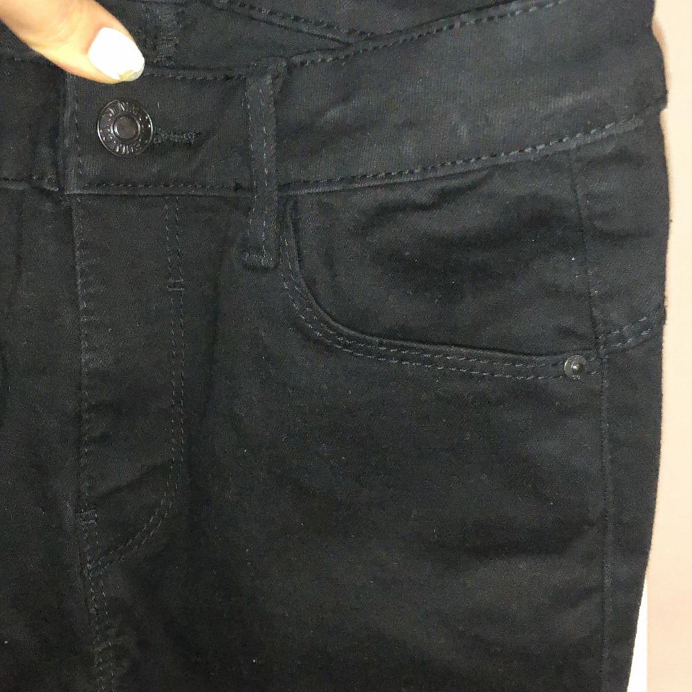 Svarta tighta jeans. Dessa är helt nya och oanvända.  Dessa är ej stretch och i storlek 36. . Jeans & Byxor.