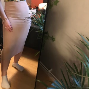 Beige kjol - Längre kjol som är helt oanvänd förutom när jag tog bilderna🥰