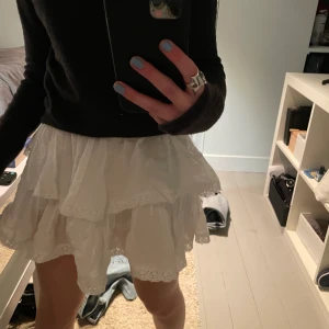 Vit kjol - Så najs somrig volangkjol som jag köpte i somras 🤍🤍