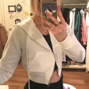 Vit kofta i storlek xs  - Superfin vit kofta från shein. Aldrig använd, de står att den är i S men känns mer som XS 💘