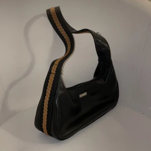 Väska - Liten axelväska i gott skick. Från märket es-carte. Köpare står för frakt. 💕