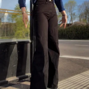 Svarta Idun jeans fr Gina  - Svarta jeans från Gina, de är i modellen Idun och i storlek 38. Använda ett fåtal gånger. Nypris 500kr. Pris kan diskuteras. Säljer pga att jag har för många byxor och dessa sitter lite tajt på mig. Köparen står för frakt. Kan skicka fler bilder vid intresse💕