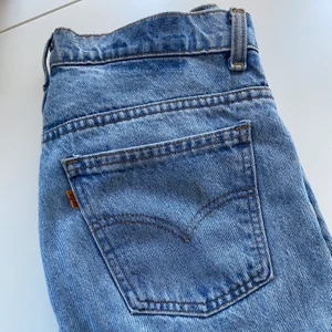 Levis vintage jeans  - Levis jeans köpta secondhand på Beyond Retro, raka och smala i benen 🌸 i generellt bra skick med en liten ljusare fläck på ena benet (bild nr3). Är inte helt säker på storleken så kan skicka mått! Gissar att dom är W32 och längd 34, så dessa passar någon som är lite längre och har kanske runt 40 i strl vanligtvis, jag är 180 och passar perfekt för mig i längden 