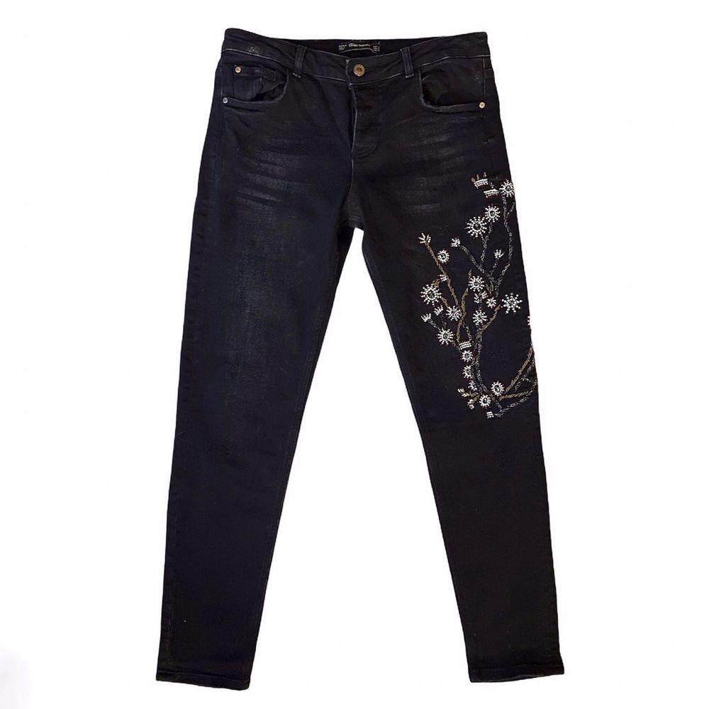 Zara trafaluc denimwear men superfina broderier på ena benet. Strl 34 och true to size men inte särskilt mycket stretch. Bra skick och säljer bara pga för små. Köparen står för frakt. Lånade två första bilder och priset går att diskutera. Jeans & Byxor.