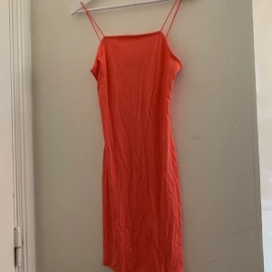 Kort klänning - En tajt rosa klänning som formar kroppen snyggt. 