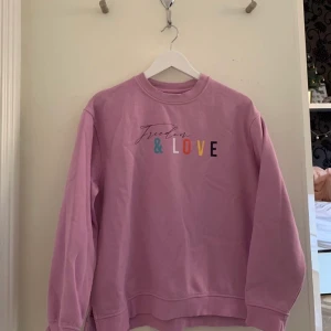 College tröja - Unik tröja me en svag lila ton. Den är oversized o har ett tjockt o varm material som värmer på sena utekvällar 