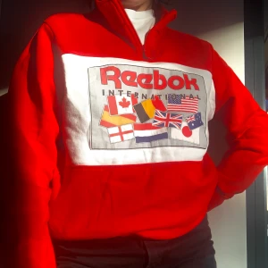 Vintage Reebok fleece tröja/ zipup - Skitfin Reebok fleece tröja som ja köpt på SNS Knappt använd dock, röd är inte min färg??❤️