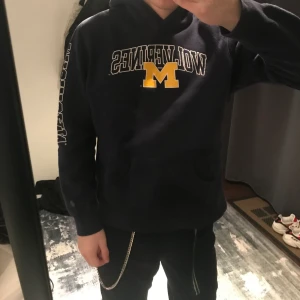 Hoodie Wolverines Michigan USA - en marin blå vintage hoodie köpt från en secondhand! Den är i gott skick och är inte använd så många gånger. Den är använd av mig och min flickvän. Säljer eftersom jag inte vill ha den längre då jag köpt nya kläder. Gratis frakt😊 kommentera priser om ni vill köpa för mindre eller mer!