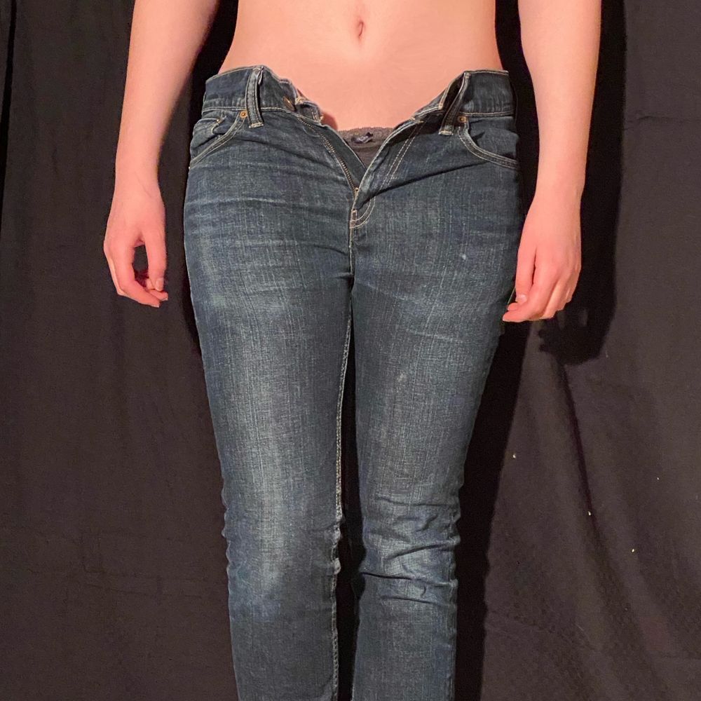 Coola Levis jeans i 2000-talsstil! Typiskt low-waisted med slitningar längst benen🌟 Passar storlek S och XS. Säljes i befintligt skick, precis som allt annat🌼 Skriv gärna vid frågor eller vid efterfrågan på fler bilder!. Jeans & Byxor.