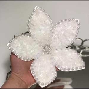 Blomma - Dessa gör jag själv och man kan beställa de nu! Dessa kan vara hemdekorationer, festdekorationer samt bröllopar osv. Kontakta mig här om ni är intresserade🤍   #pärlbollar #dekoration #custom #pärlor #diy