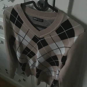 Shein tröja - Säljer för att det ej är min stil! Rean räknas in i priset. Men frakten kostar ändå.💗