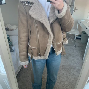 Jacka - Skit snygg jacka från zara i storlek M. Köptes förra året och är i nyskick. Används tyvär aldrig