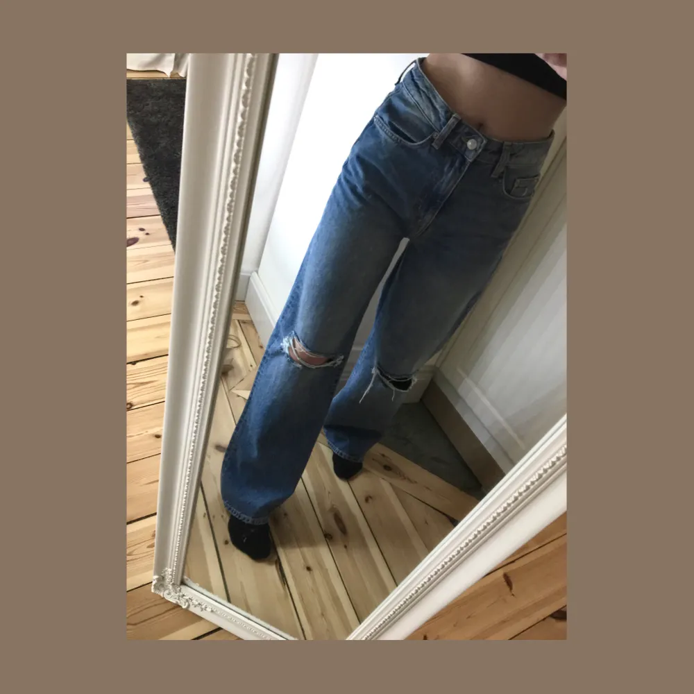 Raka jeans med hål på knäna. Har två par ett par i storlek S och XS. 150kr + frakt. Är 170 cm. 🚚☀️. Jeans & Byxor.