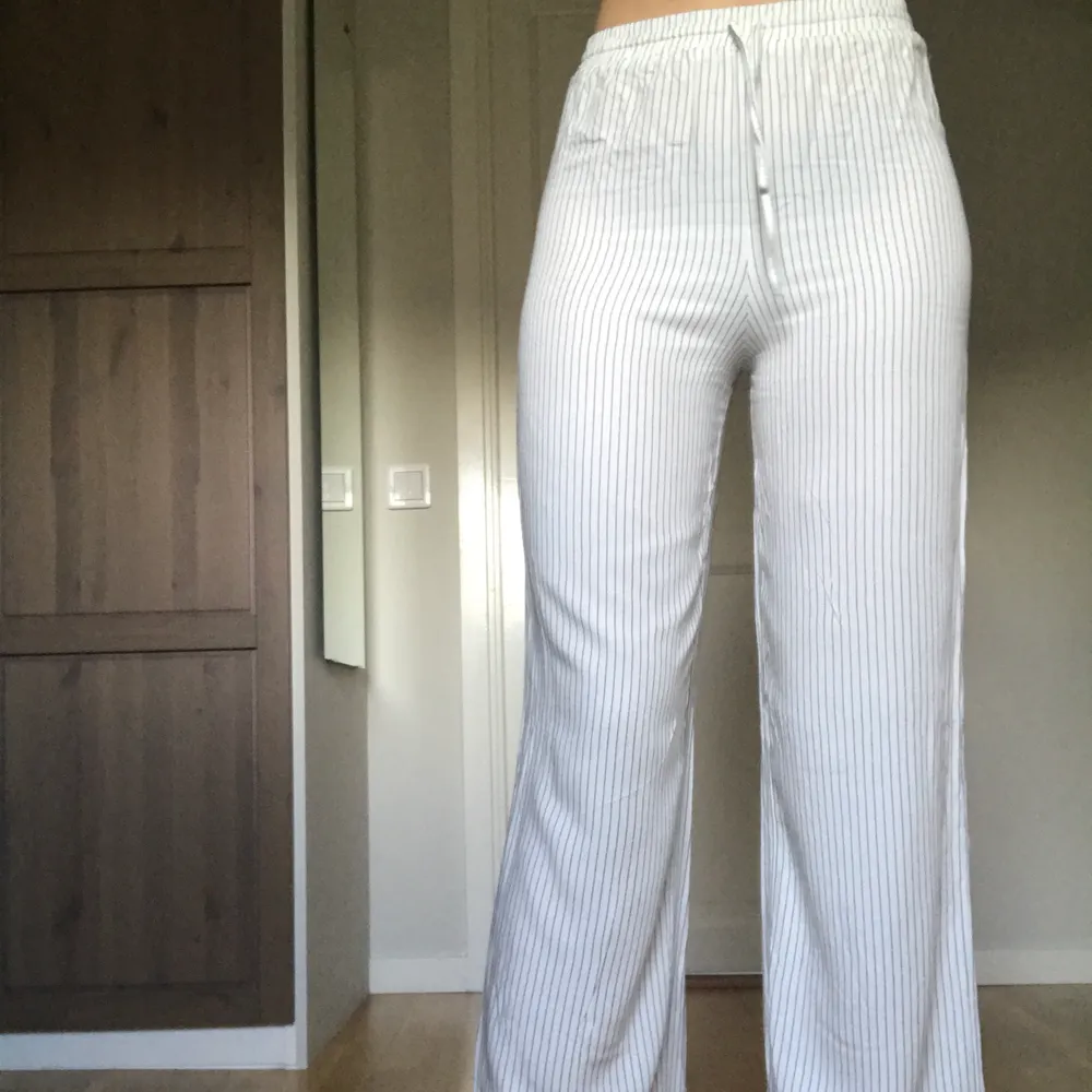 Såå fina pyjamasbyxor från Zara! Tyvärr är dom för korta för mig som är 173 cm, därav säljer jag dom ❣️. Jeans & Byxor.