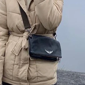 Svart zadig! - Jätte fin zadig väska! 🤎🤎Skulle gärna vilja byta mot ett valentino armband !! 