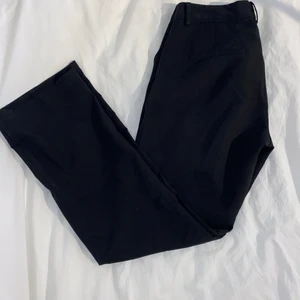 Utsvängd kostymbyxa, bikbok - Utsvängda kostymbyxor, sitter supersnyggt över rumpan och passar i alla situationer. Säljer på grund av att dem är för stora. Storlek 40. Köparen betalar frakt.