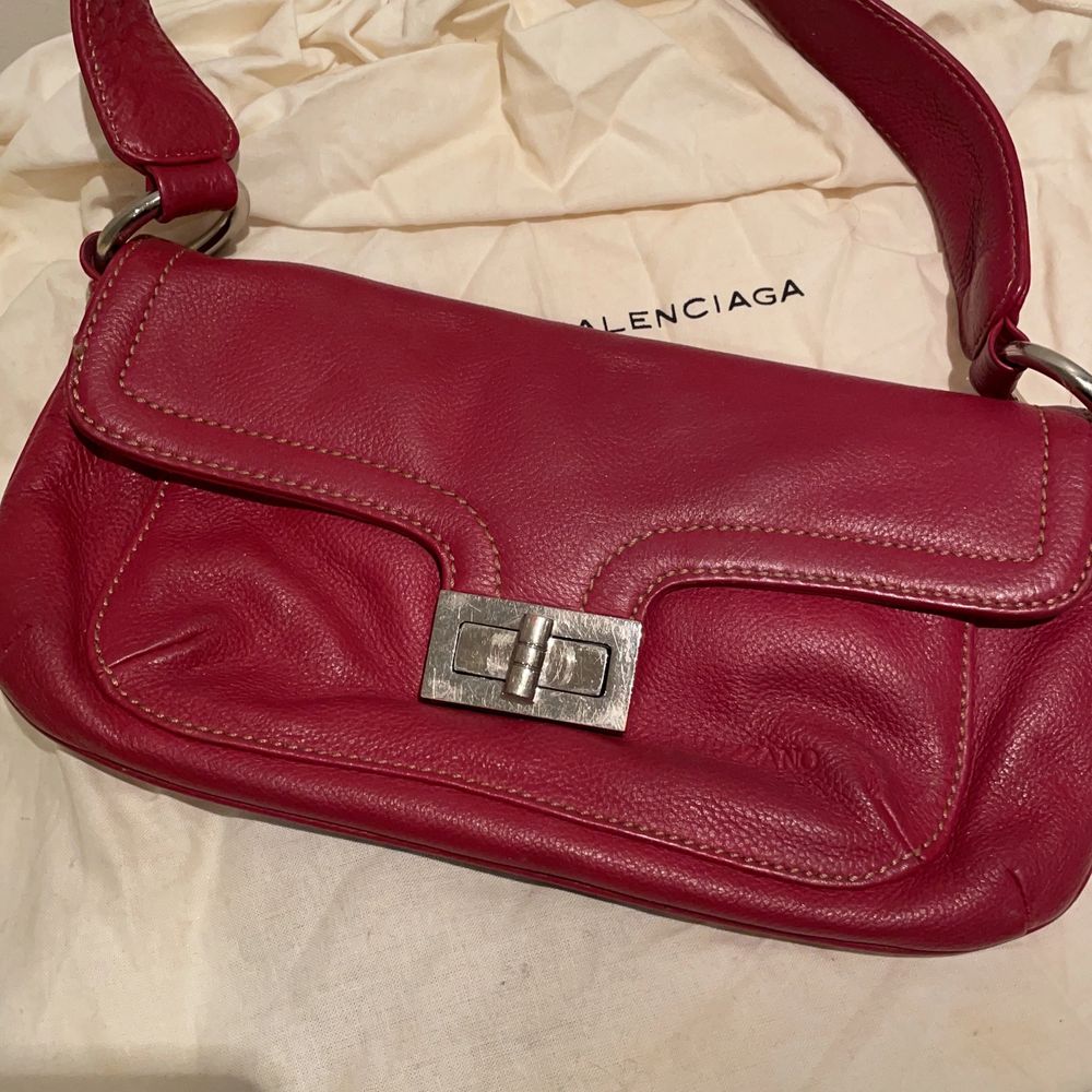 Röd vezzano väska i äkthet läder. Jätte bra kvalitet och hipp❤️. Väskor.