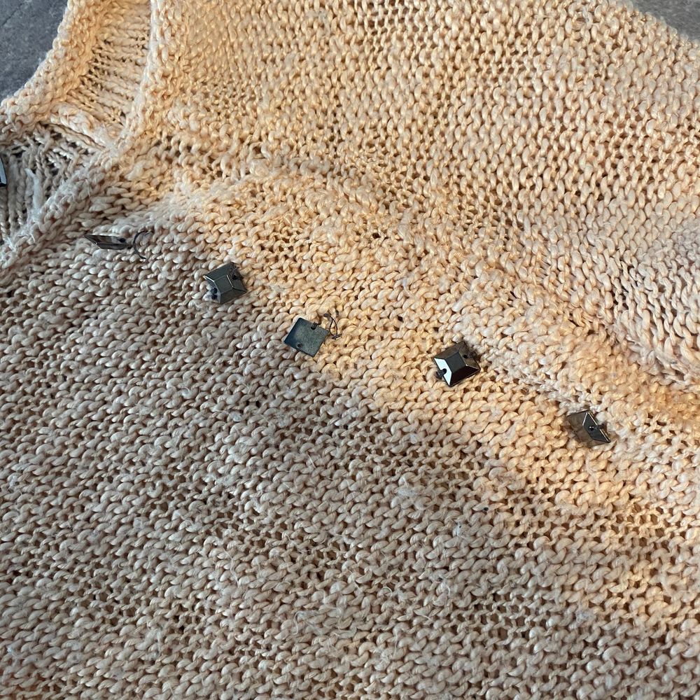 Object tröja strl xs med snygga nit-detaljer. Nitarna har lossnat lite på ena sidan men går att fästa.. Stickat.