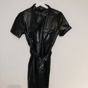 Svart skinn klänning 🖤 - Pris går att diskuteras, använd 1 gång, hör av er vid intresse 🖤