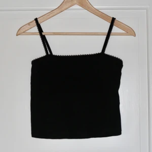 Linne från H&M - Svart croppat linne från H&M. Bara använt ett par gånger. Storlek S