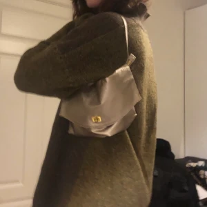 Silvrig väska!  - En silvrig väska köpt på secondhand, lite sydd på insidan men det var så när jag köpte den! Hör av er vid intresse💕