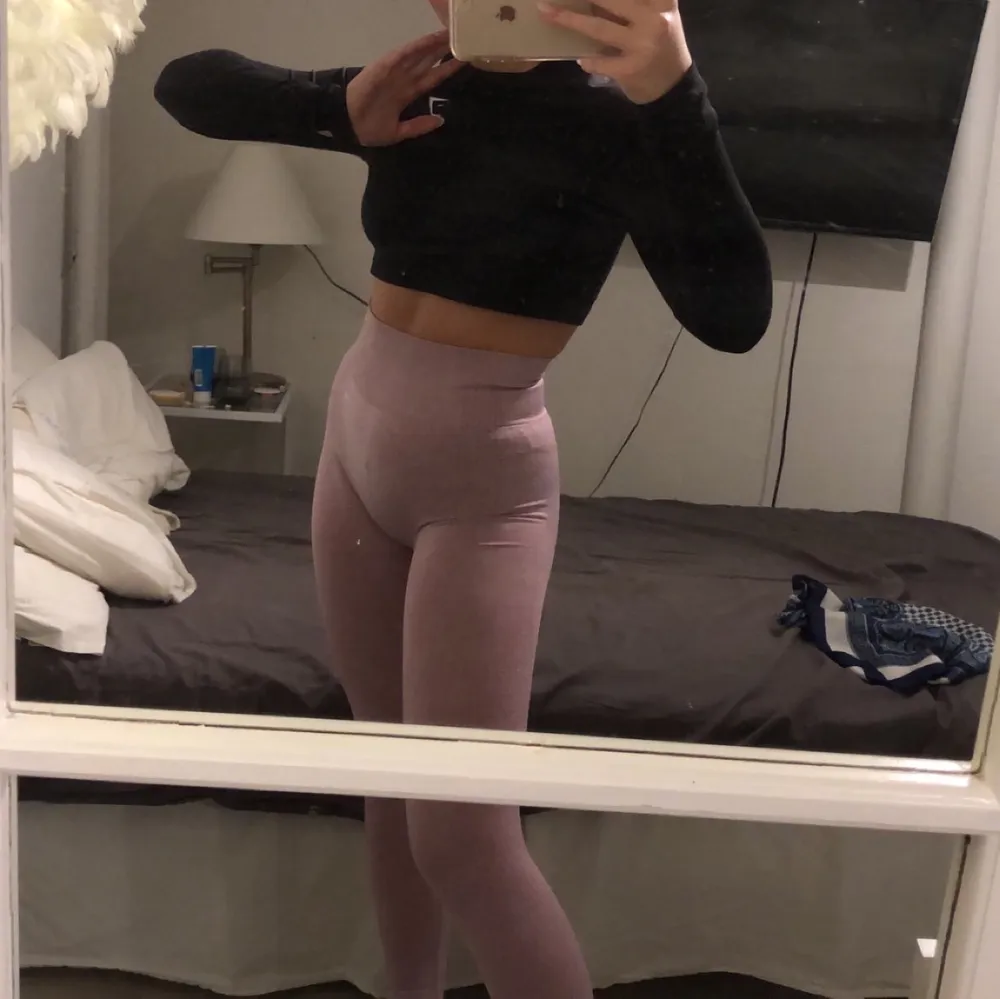 Säljer nu mina rosa gymshark byxor då dem inte kommer till användning längre. Minimal defekt, PM för bilder. Jeans & Byxor.