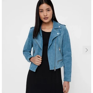 Mocka jacka - Säljer en superfin ljusblå mocka jacka ifrån vero Moda i storlek S, den är i helt ny skick då jacka än tyvärr var för liten, ordinarie pris är 899, men säljer den för 350kr plus frakt😊