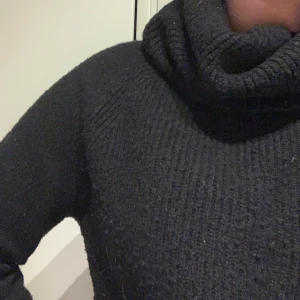 Stickad polotröja  - Super mysig svart finstickad polotröja från Mango. Tröjan är i bra skick, använd fåtal gånger. Storlek S. Köparen står för frakten (79kr). Skriv för fler bilder ☺️☺️