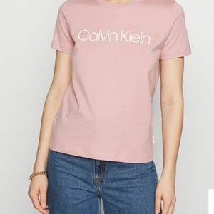 Säljer min ljusrosa Calvin Klein t-shirt eftersom den aldrig kommit till andvändning.