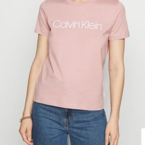 Ljusrosa Calvin Klein t-shirt - Säljer min ljusrosa Calvin Klein t-shirt eftersom den aldrig kommit till andvändning.