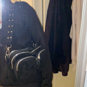 Väska - En svart populär sammet väska i storlek 15x27! Är från Gina tricot. Super fint skick. Frakt ingår ej