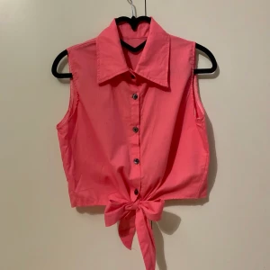 Topp i storlek s - Tops i storlek s, fin skick, finns hämta i Stockholm, kan även skicka via post