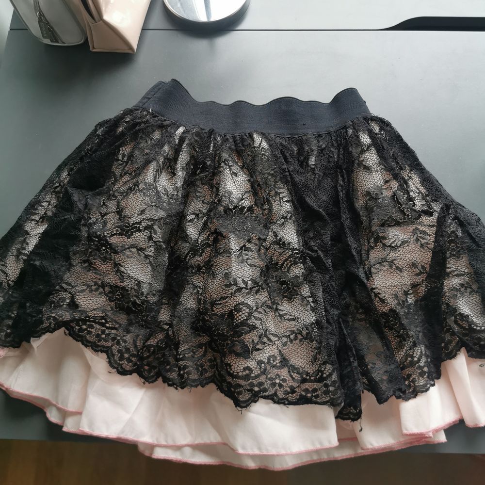 Supersöt y2k / 2000's kjol med tre lager i chiffong och spets. Rosa och svart. Finns ingen storlekslapp men passar XS - s . Kjolar.
