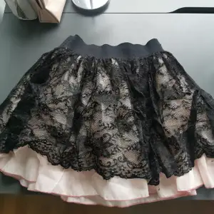 Supersöt y2k / 2000's kjol med tre lager i chiffong och spets. Rosa och svart. Finns ingen storlekslapp men passar XS - s 