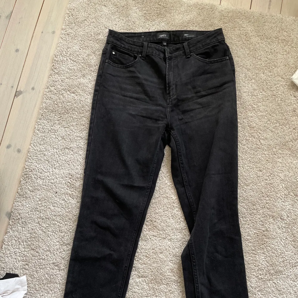 Svarta basic jeans från ONLY i storlek 30/32 i modellen Emily. Bra skick. Spårbar frakt med DHL inräknat i priset!. Jeans & Byxor.