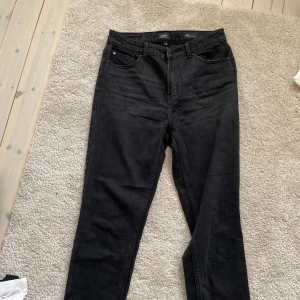 Svarta jeans  - Svarta basic jeans från ONLY i storlek 30/32 i modellen Emily. Bra skick. Spårbar frakt med DHL inräknat i priset!