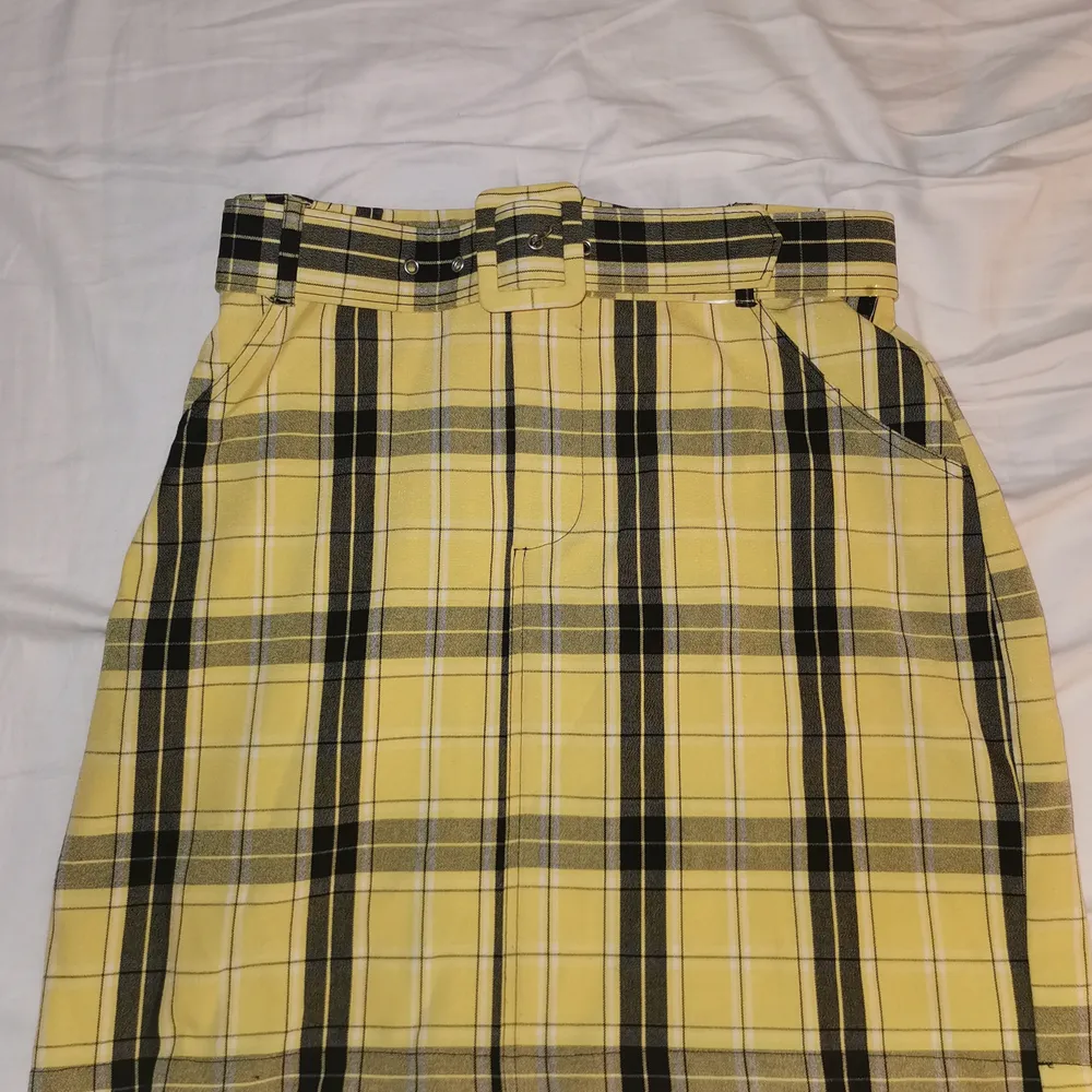 Söt clueless inspirerad kjol i gul/ svart. I storlek XS. I y2k och 2000's stil . Kjolar.