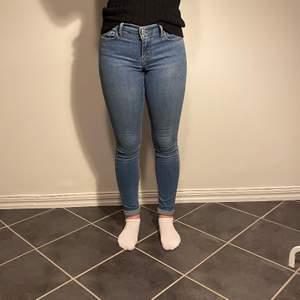 710 Super Skinny Levis jeans i storlek 26. Använda ett fåtal gånger.