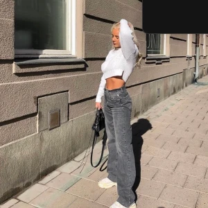 Zara jeans - Säljer dessa sjukt snygga å sköna jeansen från zara. De är knappt använda å säljer dem då de inte kommer till användning🤩 De är i storlek 40 men sitter som 38 vilket jag har i alla andra byxor. Sjukt fina raka jeans köpta för 400kr. Säljer för 250kr eller högsta bud då de inte säljs längre.