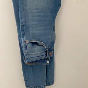 Säljer ett par jättefina mom jeans från GinaTricot i storlek 36. Jättebra skick då jag använt jeansen ca 2-3 gånger. Dem ligger bara i garderoben, och därav så säljer jag jeansen! Är ca 171 cm.