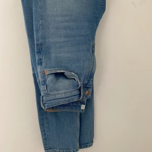mom jeans  - Säljer ett par jättefina mom jeans från GinaTricot i storlek 36. Jättebra skick då jag använt jeansen ca 2-3 gånger. Dem ligger bara i garderoben, och därav så säljer jag jeansen! Är ca 171 cm.