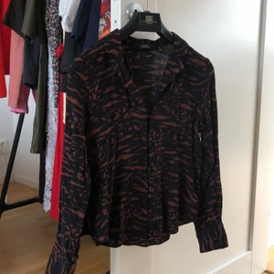 Skjorta & Other Stories - Skjorta från & Other Stories i storlek 34.