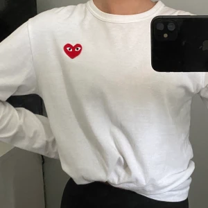 CDG sleeve  - Köpt för ca. 900kr säljer för 400 + frakt 45kr. I ett otroligt fint skick, storlek M