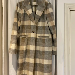 Kappa levete room - Superfin kappa från levete room. Passar storlek S/M! Väldigt fint skick. Perfekt kappa till våren och hösten! Nypris ca 1400 kr. Mitt pris 350. 