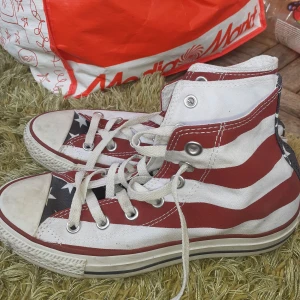 converse  - säljer ett par converse. skorna är i gott skick i storlek 37.5 (pris kan diskuteras vid intresse)